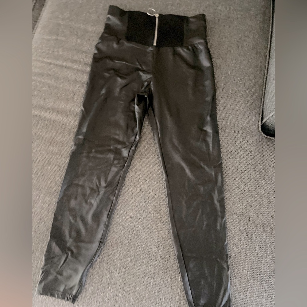 Black stretch pant with zipper !